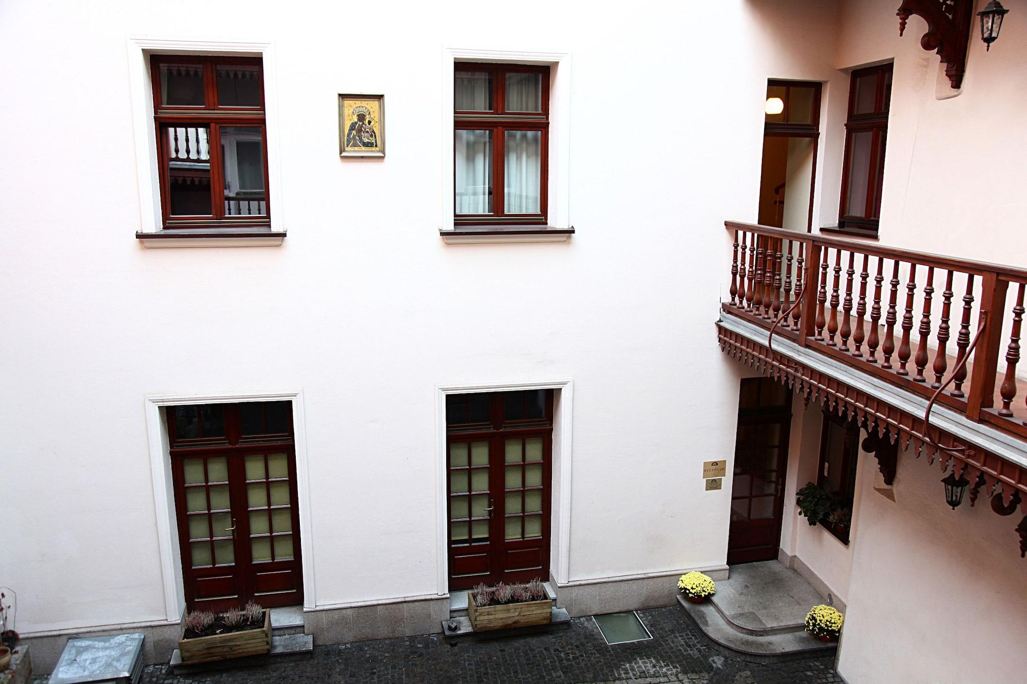 Golebia 8 Aparthotel 3*
